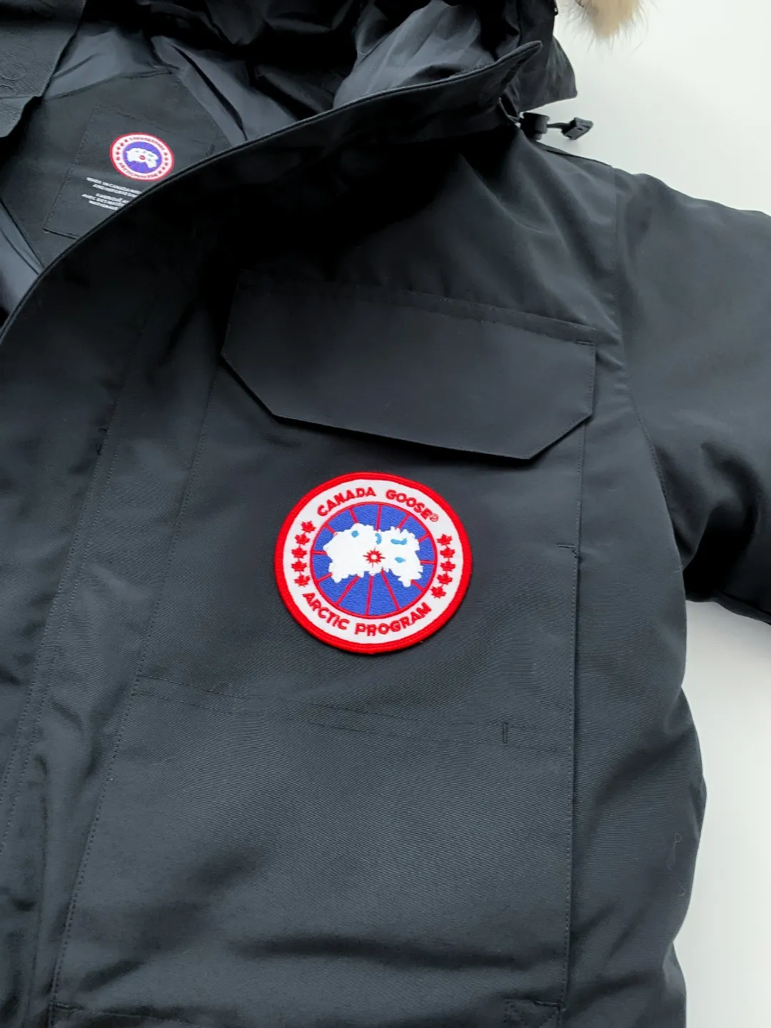 P780 Fake model pictures were taken at home. Colleagues please do not pass them off as stolen pictures! Style number: Y60-🇨🇦CANADA GOOES 24 new styles 08 styles/couple styles Factory direct supply: supplying global purchasing agents, micro-businesses, entities, Tmall, high-end stalls and studio cooperation, free shipping! Canada Goose Expedition Parka 2008 is the same style for men and women. It is mid-length and the most timeless classic. All Arctic and Antarctic scientific expedition teams choose Canada Goose as their cold-proof equipment. It is the Rolls-Royce of down jackets. ➖ Industry-leading anti-counterfeiting chip sensing. ➖ Imported Behringer embroidery machines and customized embroidery labels, the highest level and industry leading. ➖ Imported Korean 21-count polyester-cotton blended original fabric, TC85 waterproof coated fabric, water-repellent, windproof and wear-resistant. ➖ The new national standard 80 white duck down is filled with an average of 520 grams of down. The amount of down filled is industry-leading. ➖ 100% nylon lining with double double-layer sealing design to prevent velvet running, and seamless thread design on the cuffs! ➖ Western Canadian Green Wolf Collar. ➖ Yoshida YKK provides original factory-customized electroplated sliders. YKK two-way lockable zippers are tight and smooth and do not peel off paint. ➖ 3M composite Velcro is durable and the accessories and hardware are all custom-made. Note: Our copywriting is only simple and clear. Instead of bragging about the copywriting, it is better to compare and understand with samples. Only for the purest goose, the most dedicated, the most professional, the highest quality, the highest cost performance! Color: white red blue gray camouflage navy black SIZE:XS-XXL